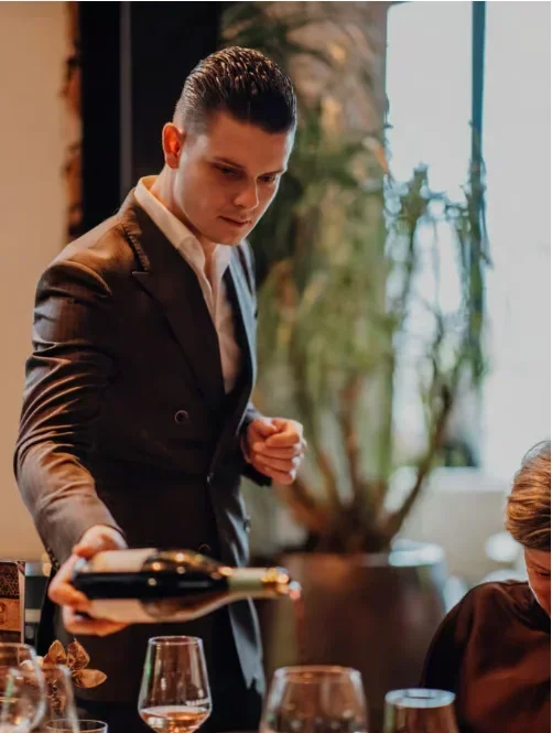 Ontdek de wijnwereld van Le Barrage in Alblasserdam. Bijzondere wijnen, deskundige sommeliers, mooie wijn-spijscombinaties en onze unieke wijnkluis.