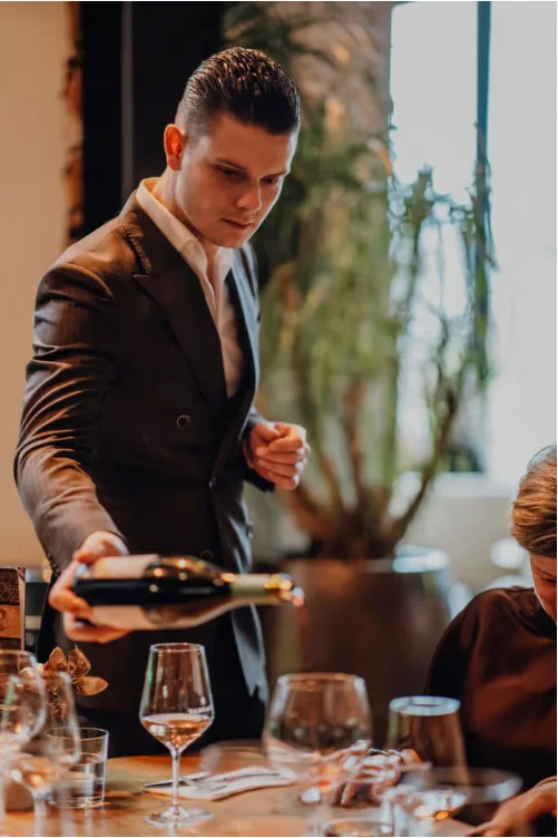 Ontdek de wijnwereld van Le Barrage in Alblasserdam. Bijzondere wijnen, deskundige sommeliers, mooie wijn-spijscombinaties en onze unieke wijnkluis.